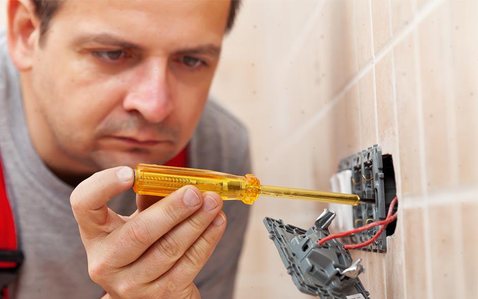 cherche électricien Paris 12